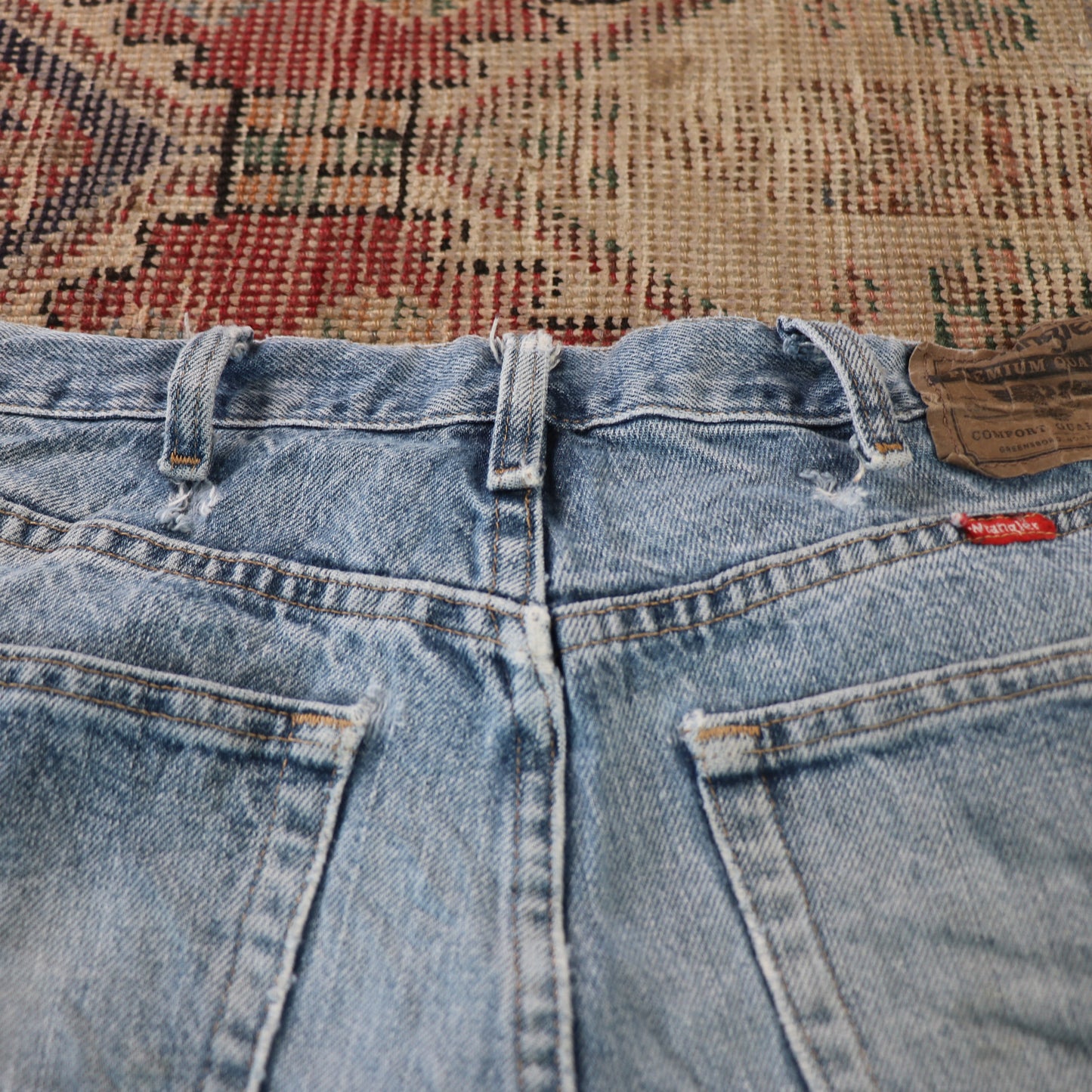 Wrangler W34 L33 Straight Leg Relaxed Fit Classic Ripped Style Blue Denim Jeans