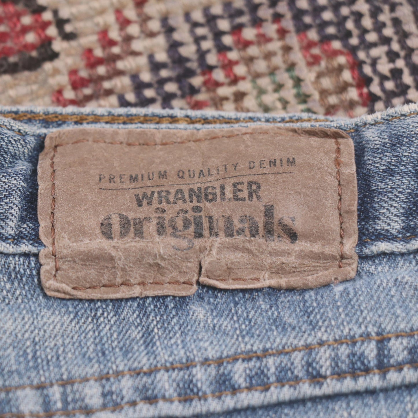 Wrangler W34 L30 Straight Leg Relaxed Fit Classic Ripped Style Blue Denim Jeans
