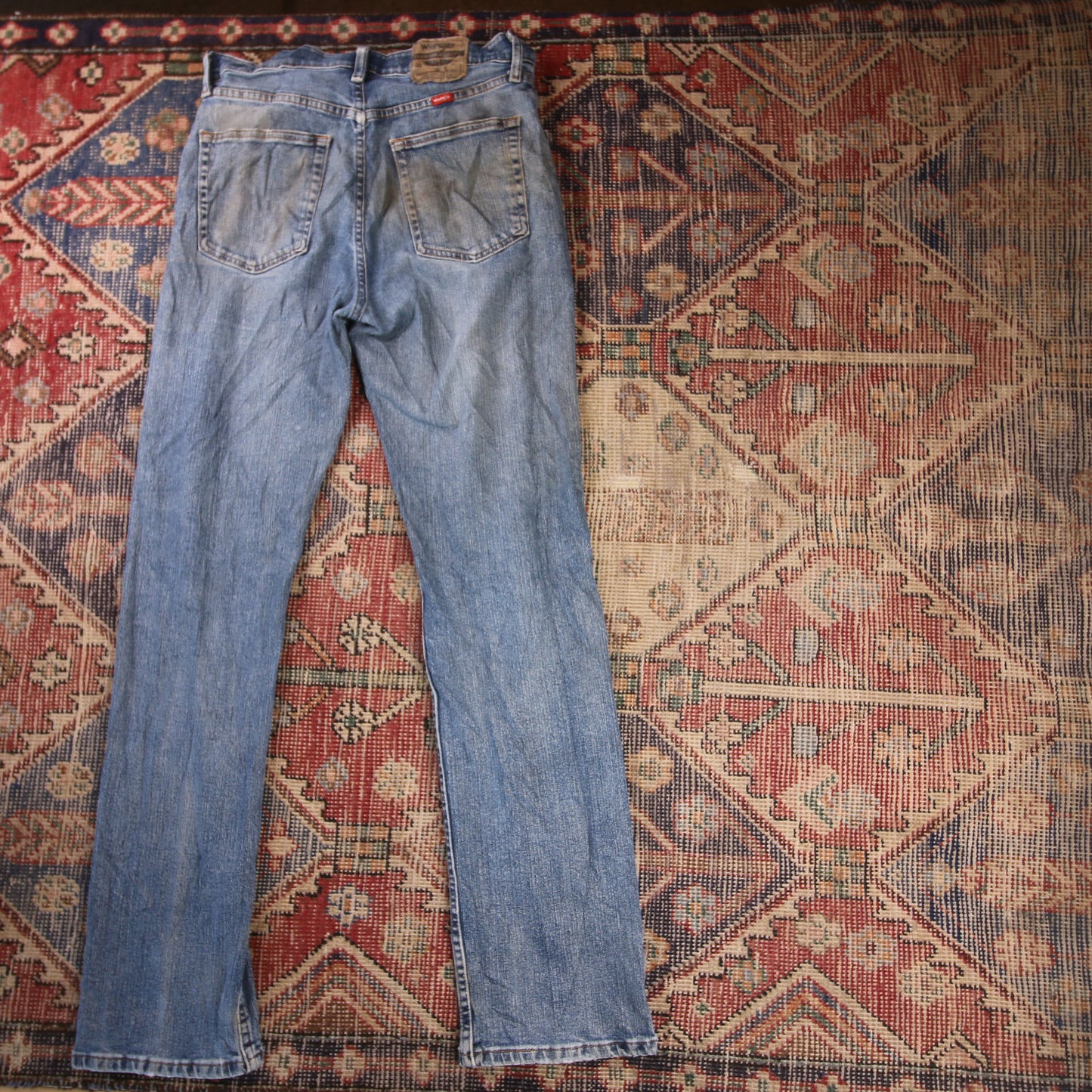 Wrangler W32 L33 Straight Leg Relaxed Fit Classic Ripped Style Blue Denim Jeans