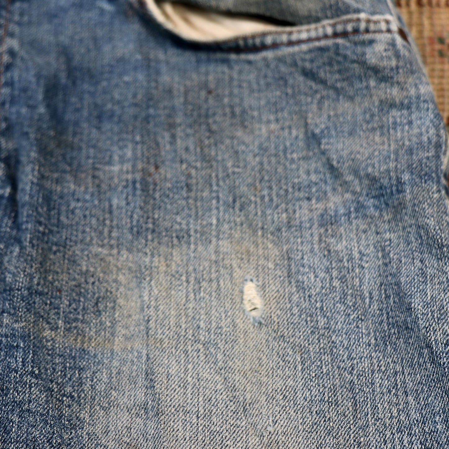 Wrangler W32 L33 Straight Leg Relaxed Fit Classic Ripped Style Blue Denim Jeans