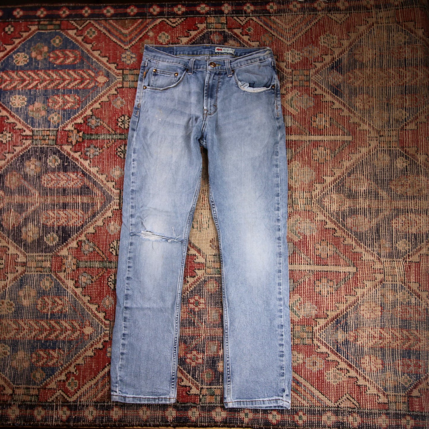 Wrangler W30 L29 Straight Leg Relaxed Fit Classic Ripped Style Blue Denim Jeans