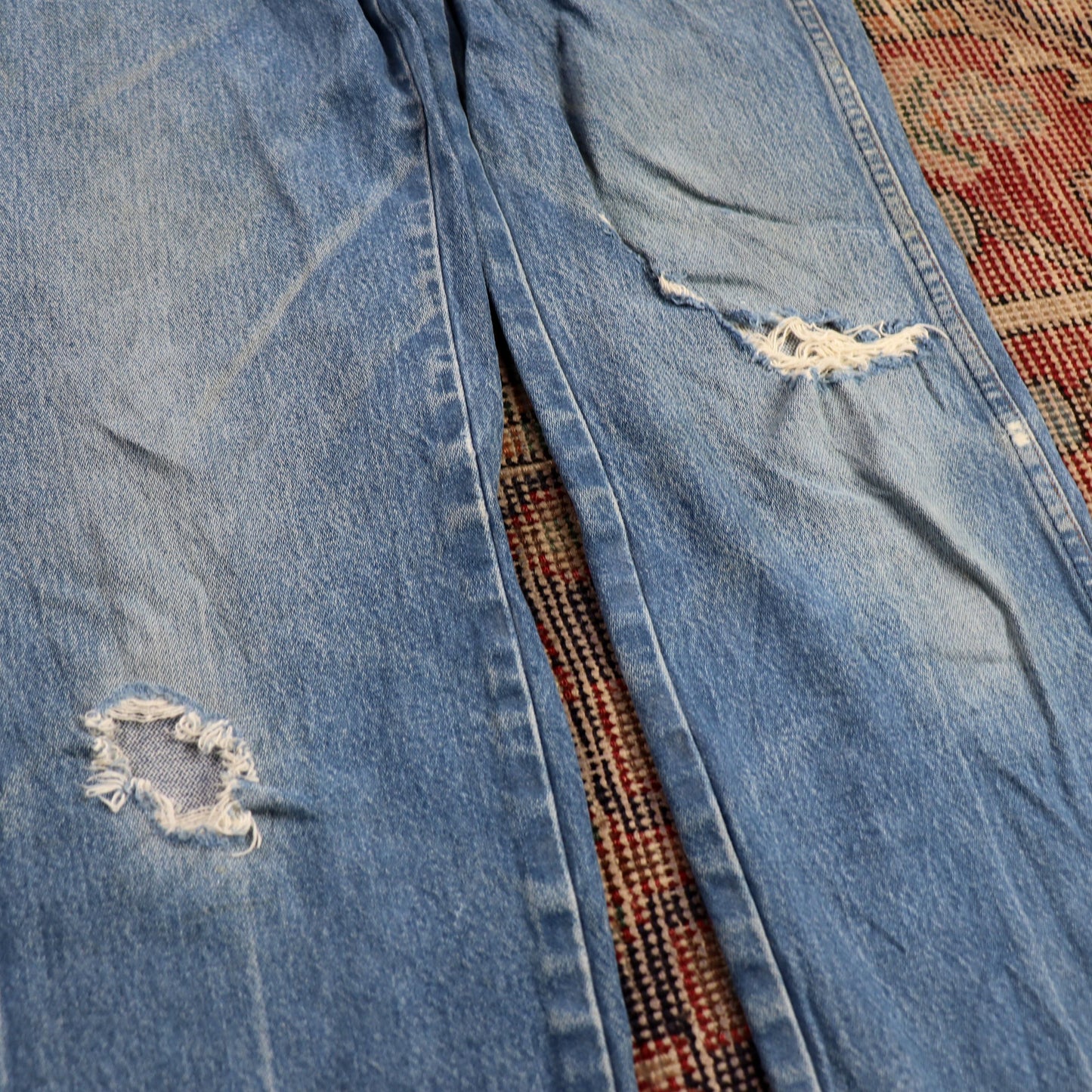 Wrangler W28 L34 Straight Leg Relaxed Fit Classic Ripped Style Blue Denim Jeans