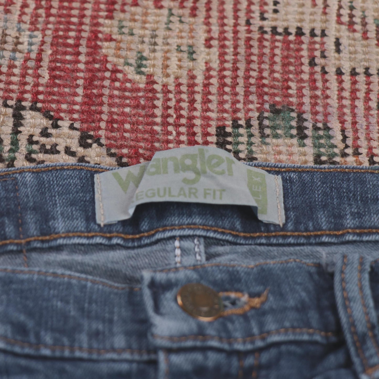 Wrangler W30 L30 Straight Leg Relaxed Fit Classic Ripped Style Blue Denim Jeans
