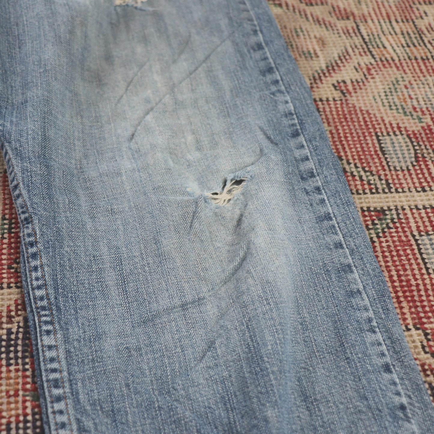 Wrangler W34 L30 Straight Leg Relaxed Fit Classic Ripped Style Blue Denim Jeans