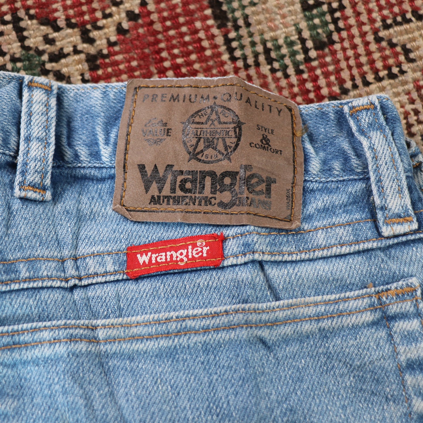 Wrangler W34 L30 Straight Leg Relaxed Fit Distressed Style Blue Denim Jeans