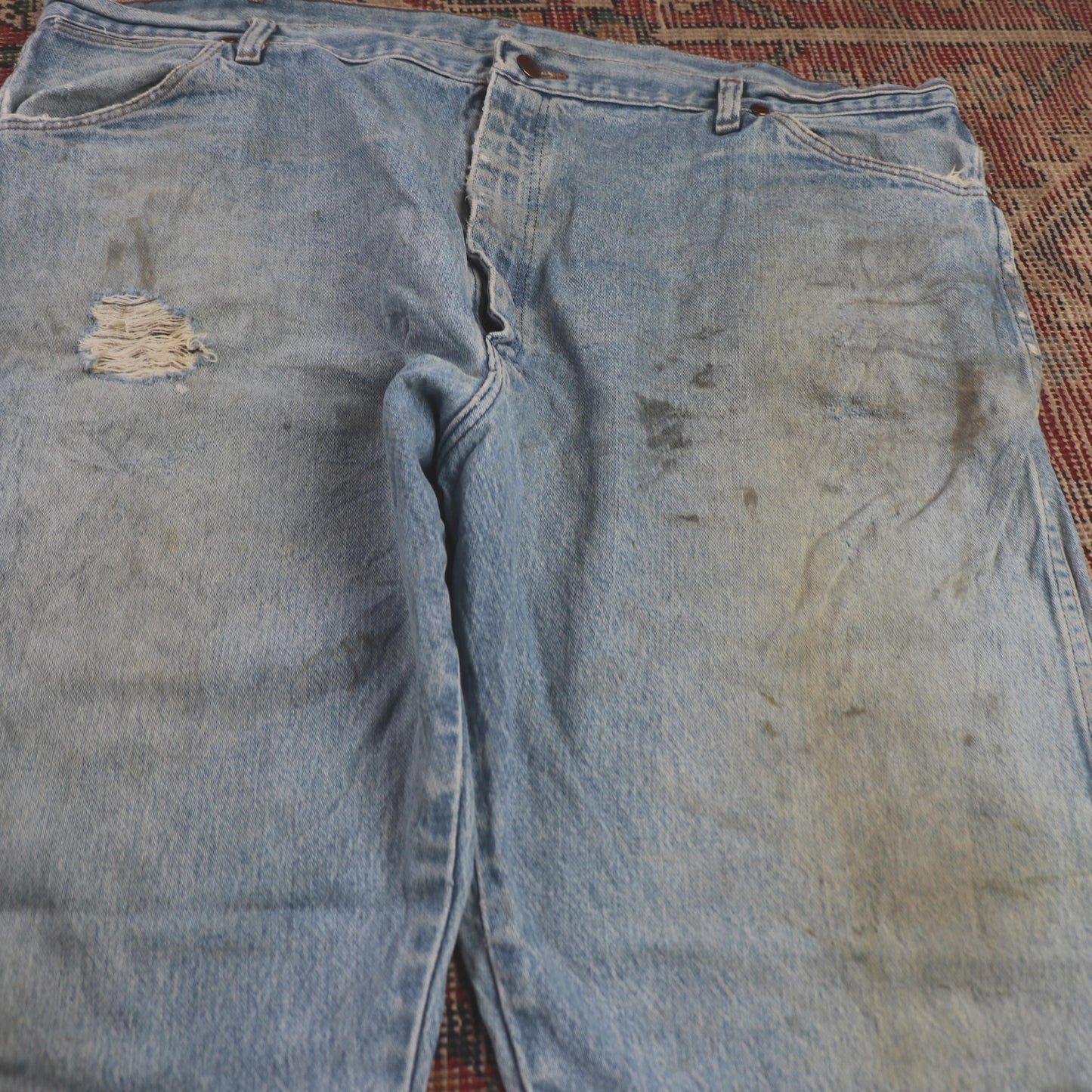 Wrangler W42 L30 Straight Leg Relaxed Fit Classic Ripped Style Blue Denim Jeans