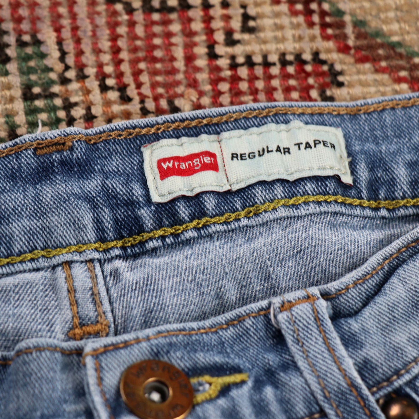 Wrangler W30 L29 Straight Leg Relaxed Fit Classic Ripped Style Blue Denim Jeans