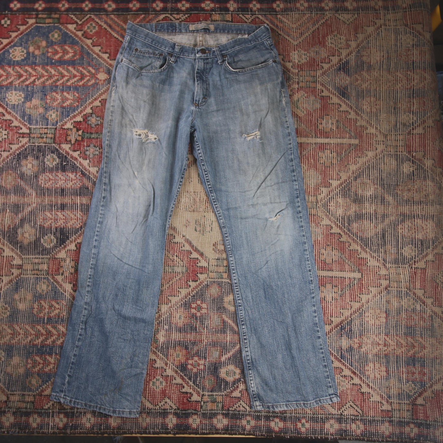Wrangler W34 L30 Straight Leg Relaxed Fit Classic Ripped Style Blue Denim Jeans