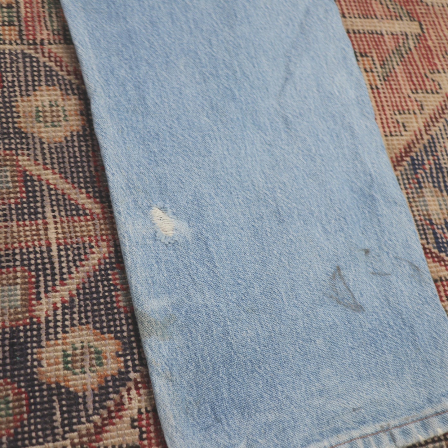 Wrangler W42 L30 Straight Leg Relaxed Fit Classic Ripped Style Blue Denim Jeans