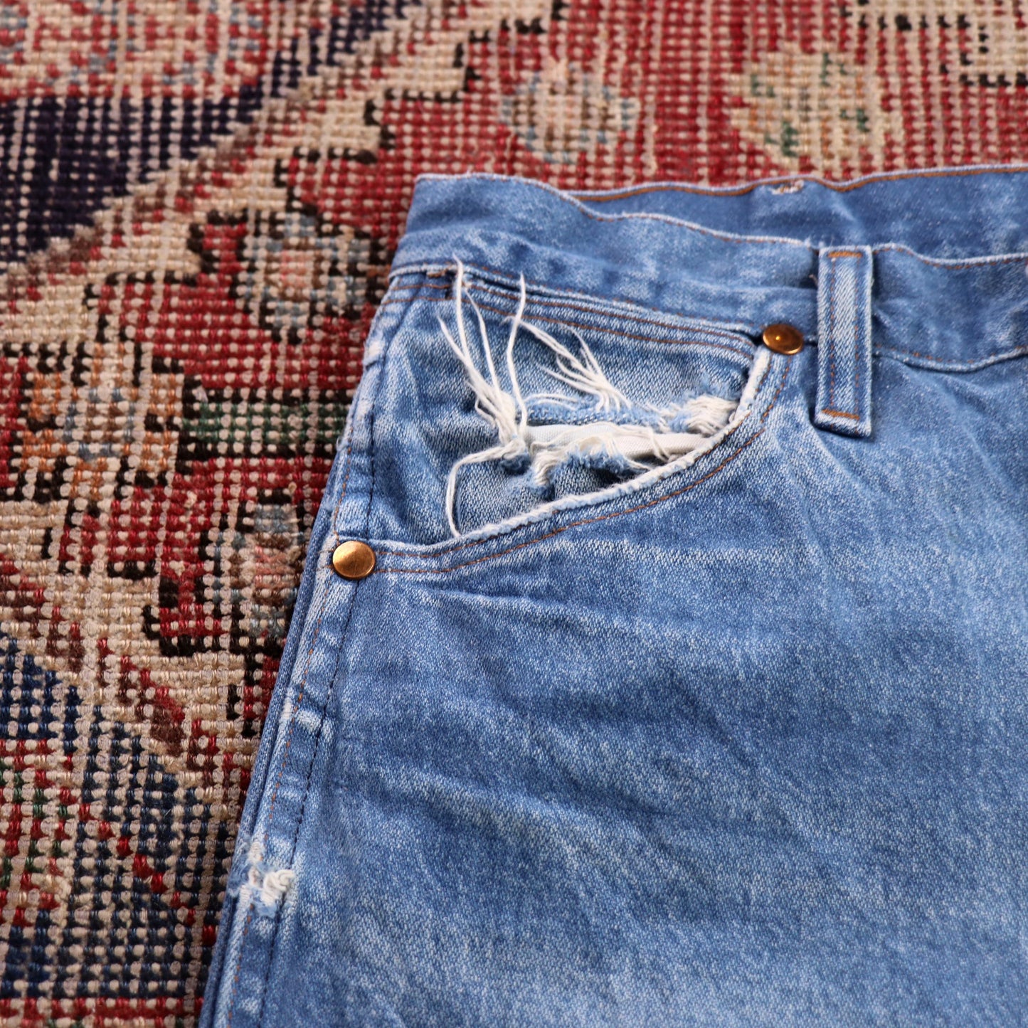 Wrangler W28 L34 Straight Leg Relaxed Fit Classic Ripped Style Blue Denim Jeans