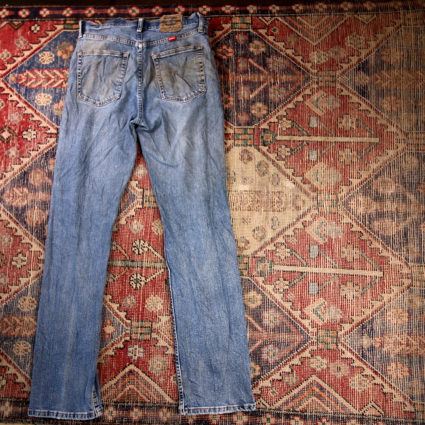 Wrangler W32 L33 Straight Leg Relaxed Fit Classic Ripped Style Blue Denim Jeans