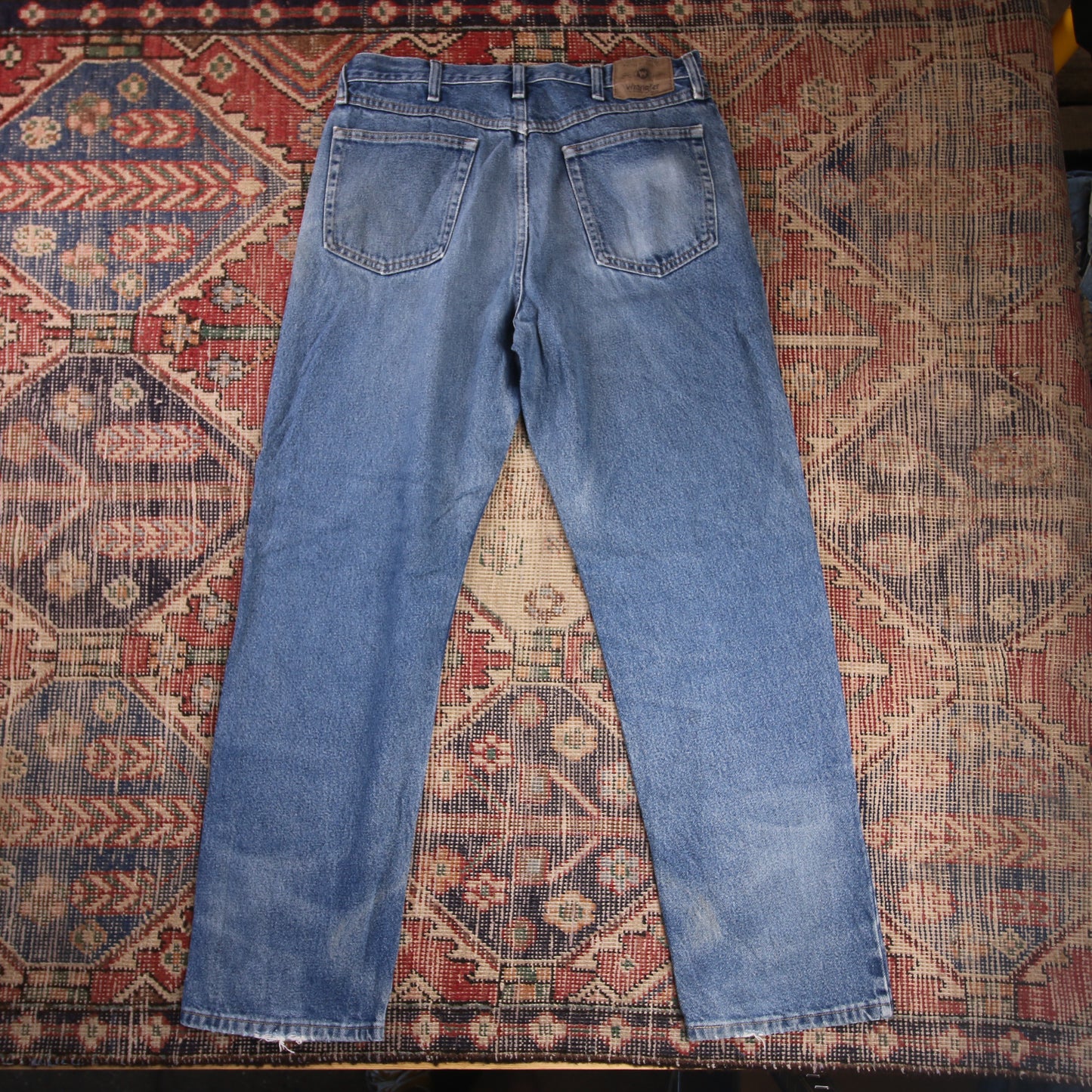 Wrangler W32 L30 Straight Leg Relaxed Fit Distressed Style Blue Denim Jeans