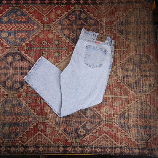 Wrangler W42 L30 Straight Leg Relaxed Fit Blue Denim Jeans
