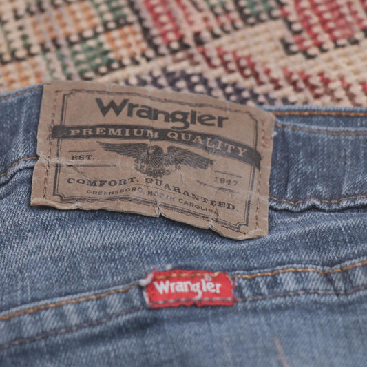 Wrangler W30 L30 Straight Leg Relaxed Fit Classic Ripped Style Blue Denim Jeans