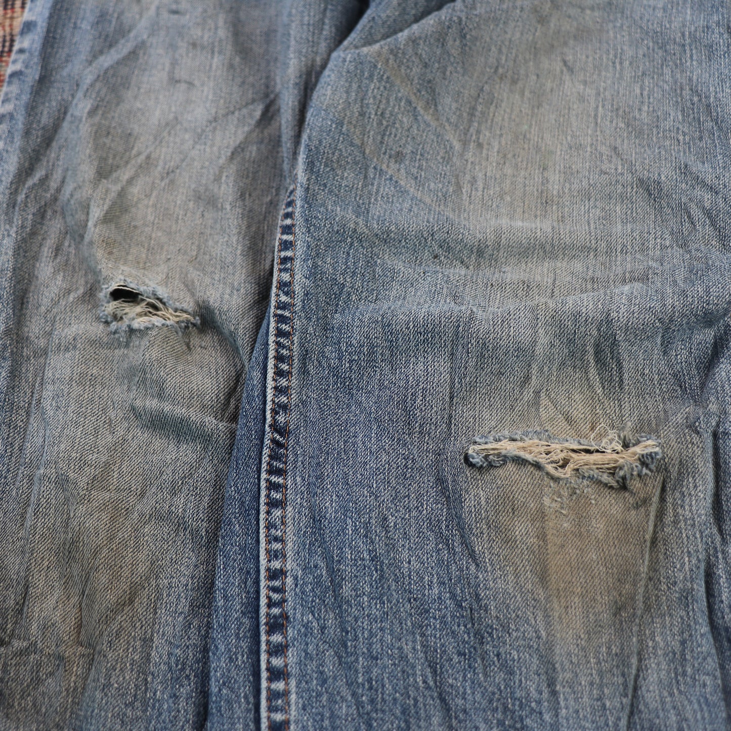 Wrangler W32 L33 Straight Leg Relaxed Fit Classic Ripped Style Blue Denim Jeans