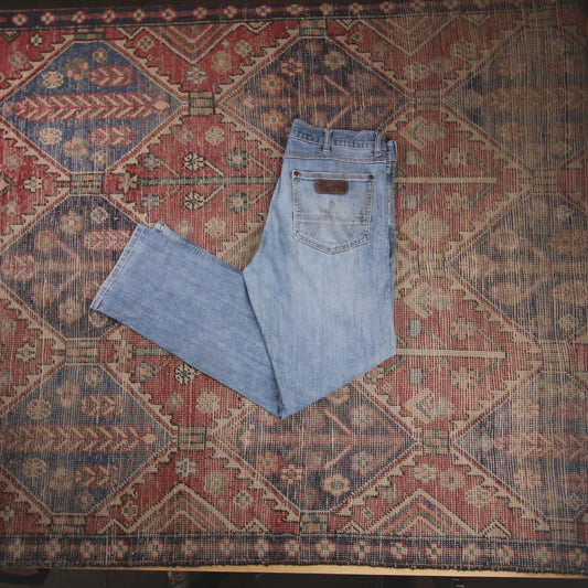 Wrangler W34 L31 Straight Leg Slim Fit Classic Ripped Style Blue Denim Jeans