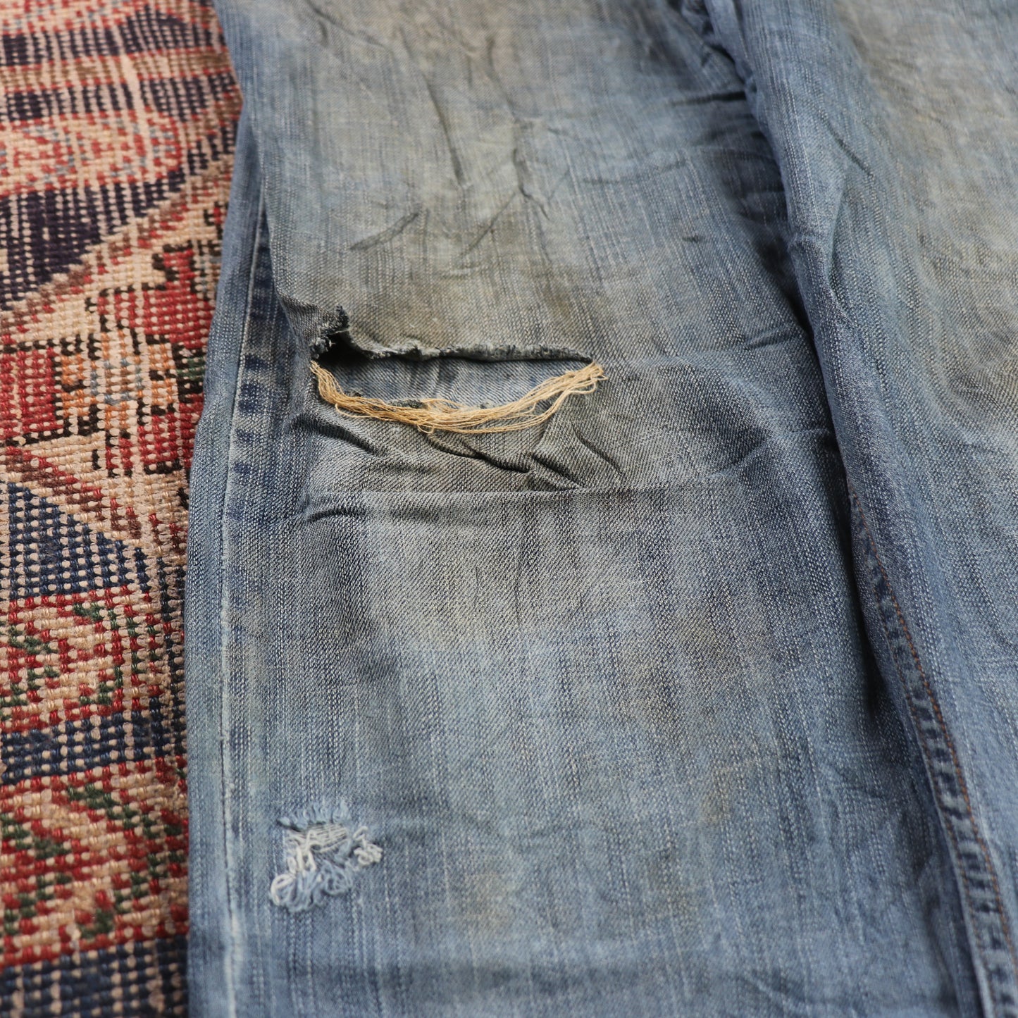 Wrangler W34 L27 Straight Leg Relaxed Fit Classic Ripped Style Blue Denim Jeans
