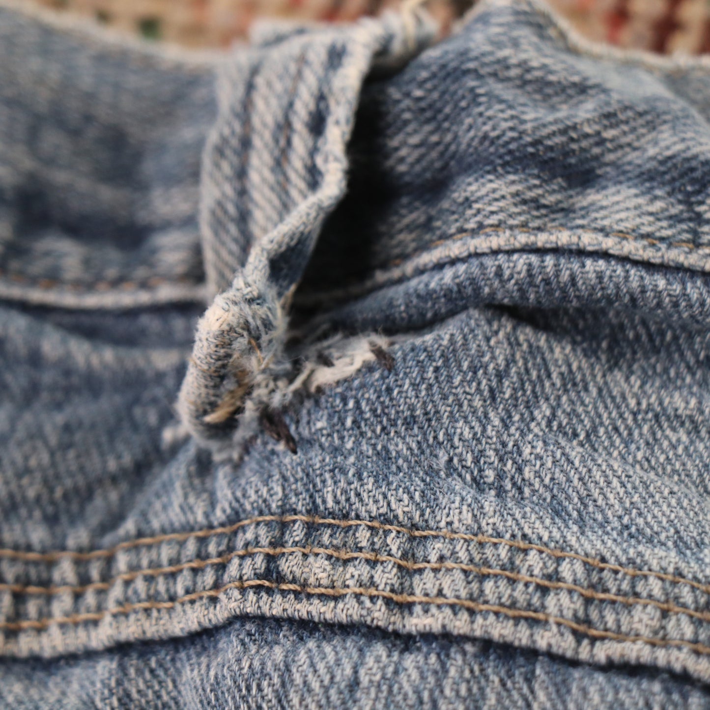 Wrangler W38 L30 Relaxed Classic Ripped Style Blue Denim Jeans