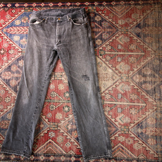 Wrangler W34 L32 Straight Leg Relaxed Fit Classic Ripped Style Black Denim Jeans