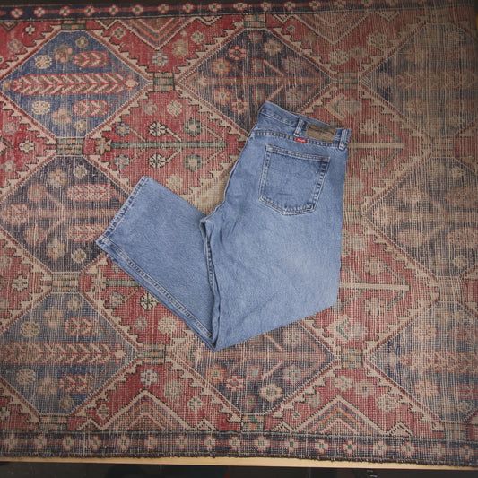 Wrangler W38 L29 Straight Leg Relaxed Fit Blue Denim Jeans