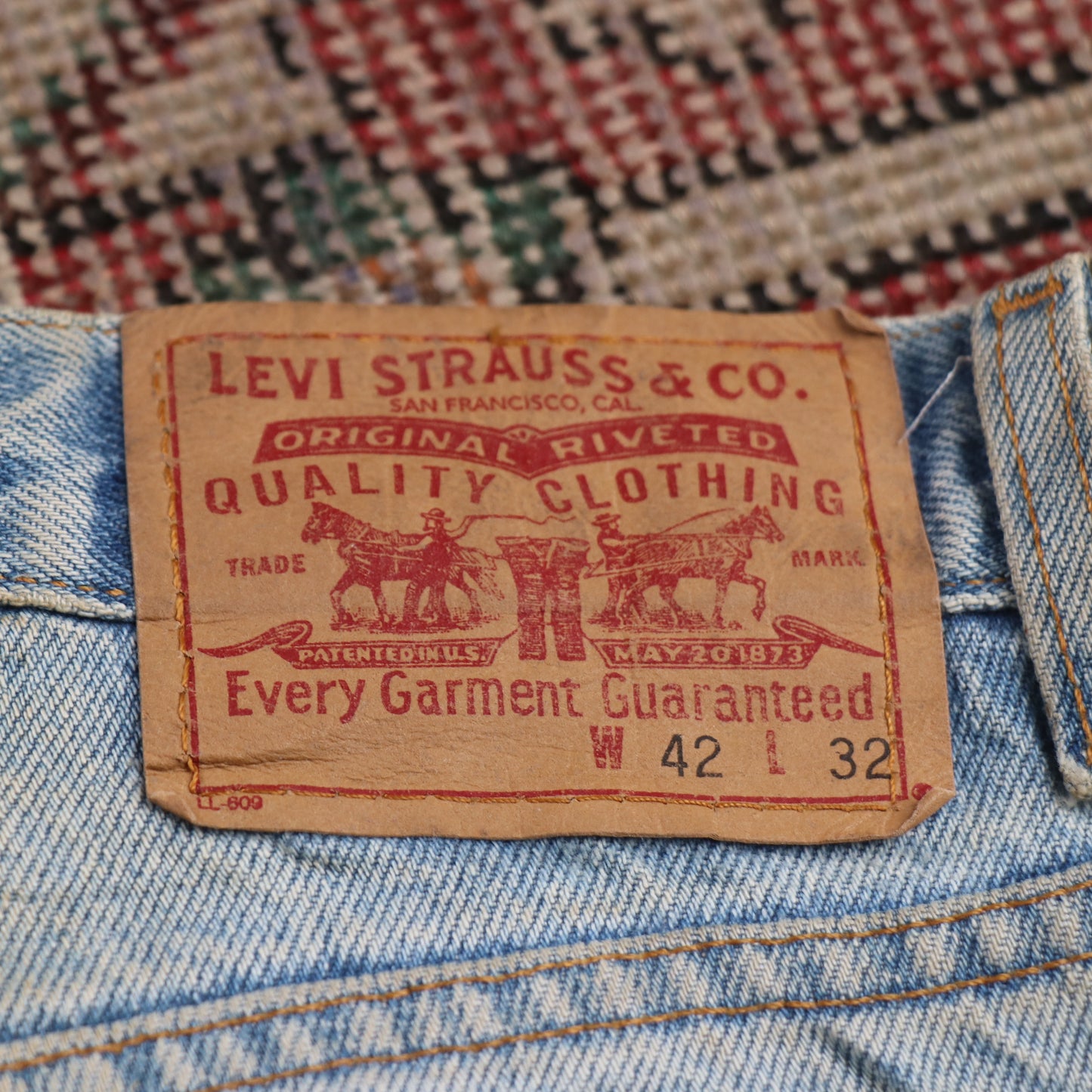 Levi's W42 L31 Tapered Leg Loose Fit Classic Ripped Style Blue Denim Jeans