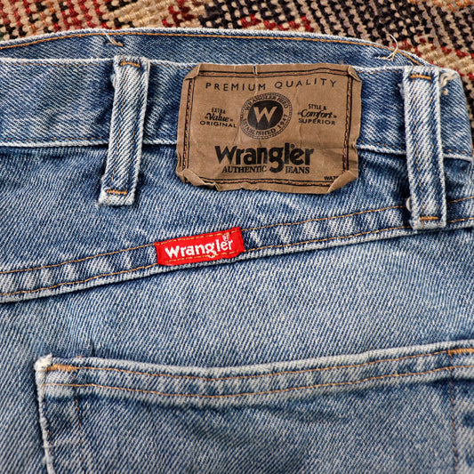 Wrangler W34 L30 Straight Leg Relaxed Fit Classic Ripped Style Blue Denim Jeans