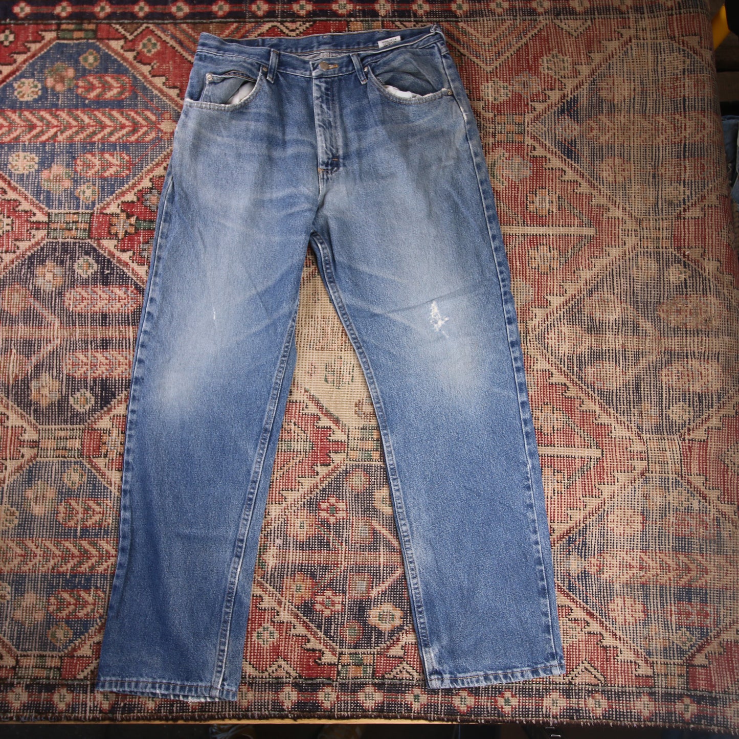 Wrangler W32 L30 Straight Leg Relaxed Fit Distressed Style Blue Denim Jeans