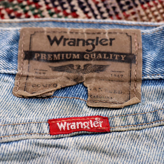 Wrangler W32 L30 Straight Leg Relaxed Fit Classic Ripped Style Blue Denim Jeans