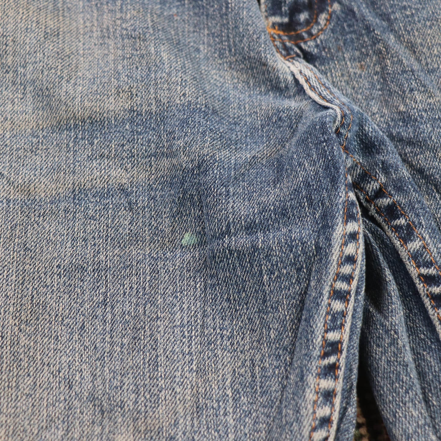 Wrangler W32 L33 Straight Leg Relaxed Fit Classic Ripped Style Blue Denim Jeans
