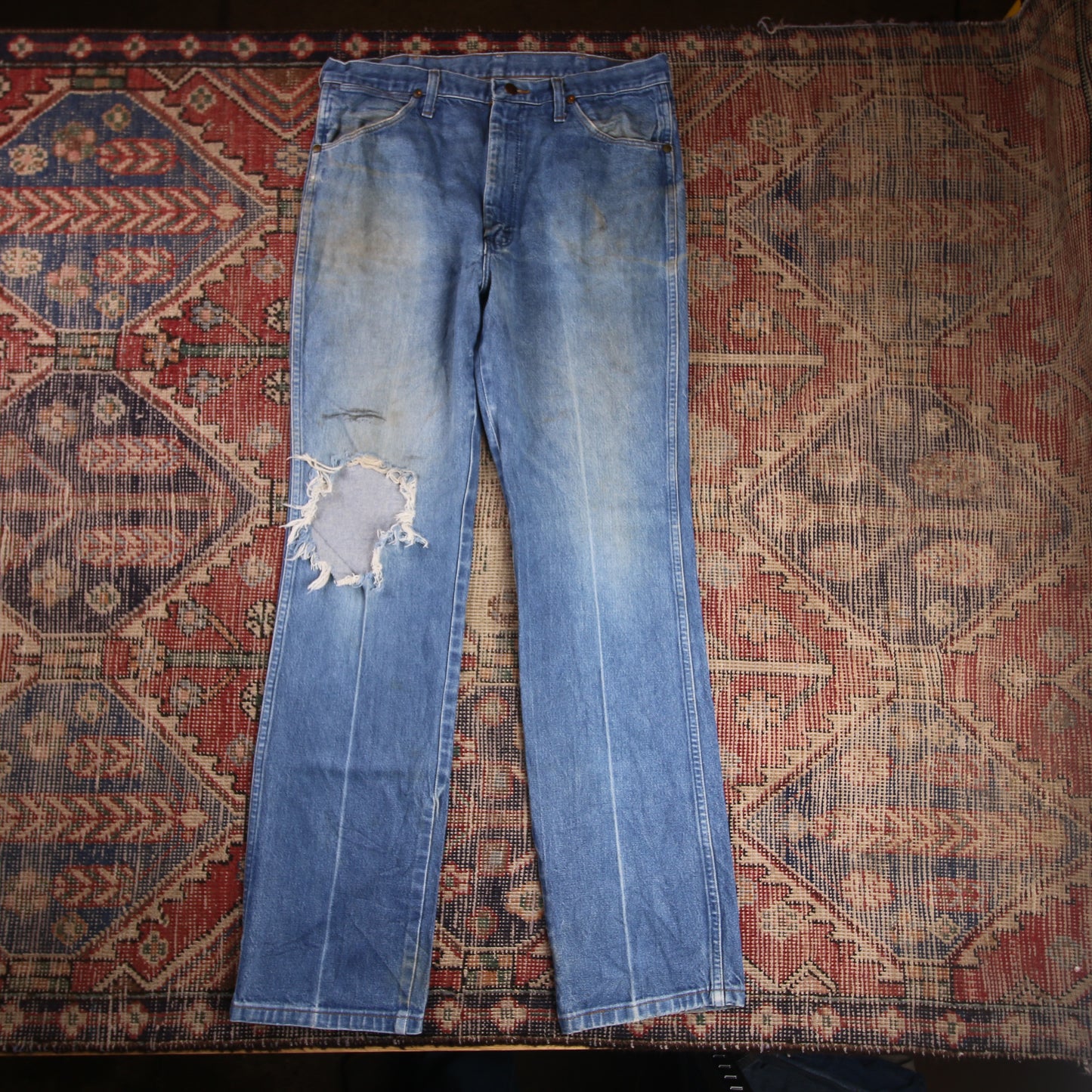 Wrangler W34 L32 Straight Leg Regular Fit Classic Ripped Style Blue Denim Jeans