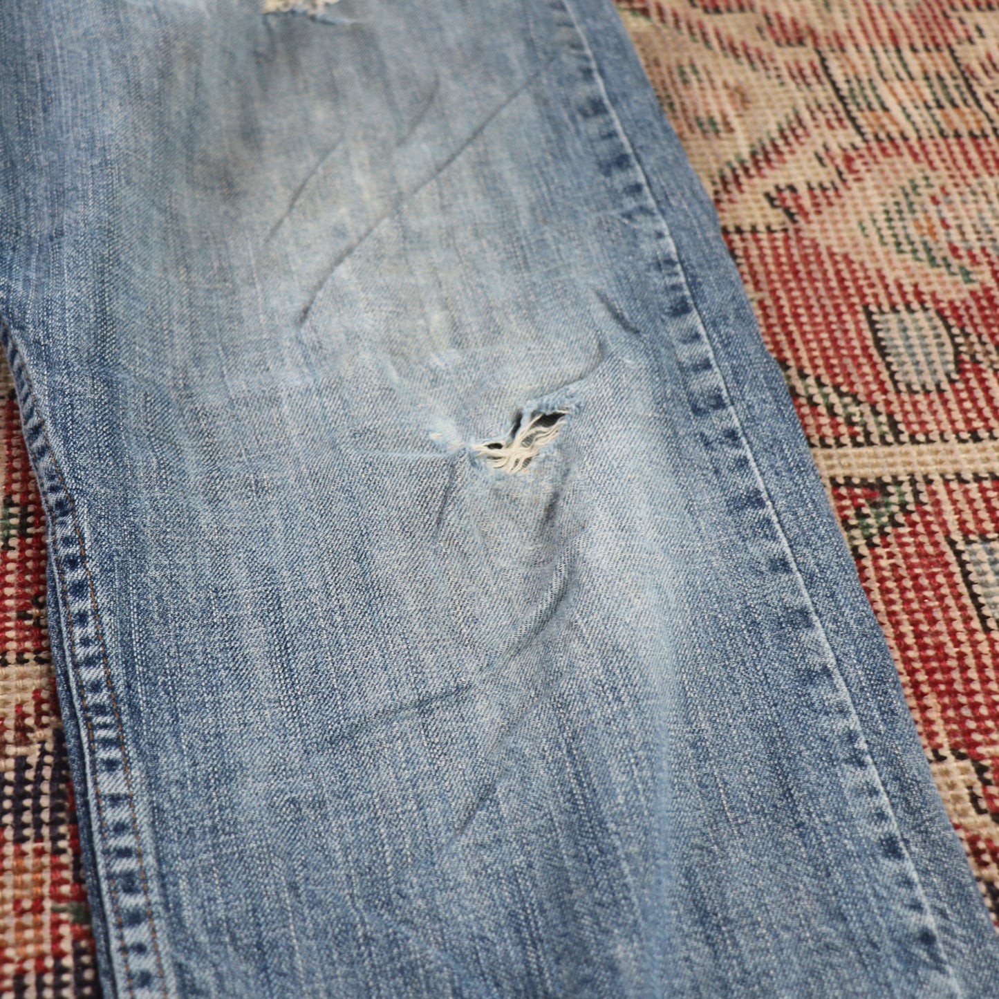 Wrangler W34 L30 Straight Leg Relaxed Fit Classic Ripped Style Blue Denim Jeans