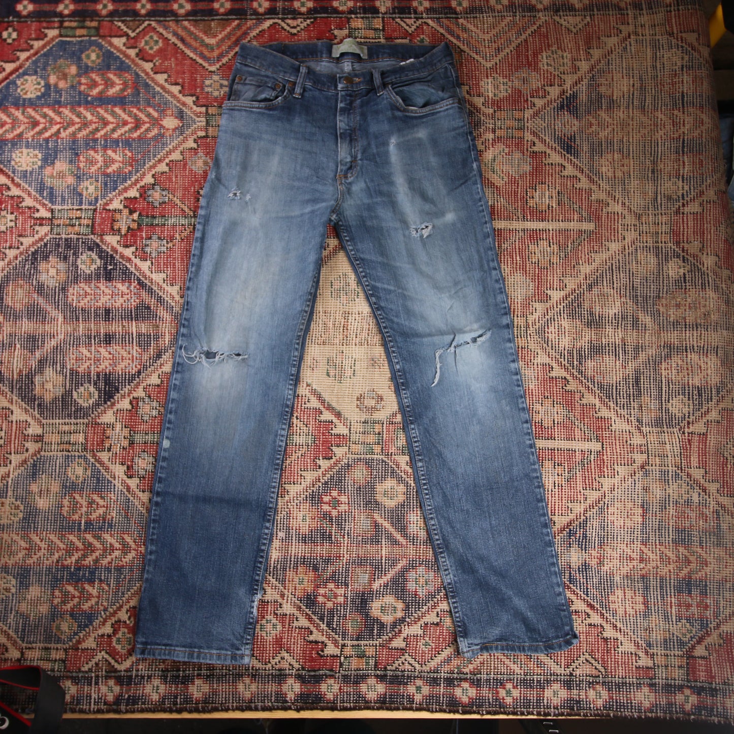 Wrangler W30 L30 Straight Leg Relaxed Fit Classic Ripped Style Blue Denim Jeans