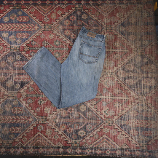 Wrangler W34 L30 Straight Leg Relaxed Fit Classic Ripped Style Blue Denim Jeans