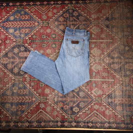 Wrangler W34 L31 Straight Leg Slim Fit Classic Ripped Style Blue Denim Jeans