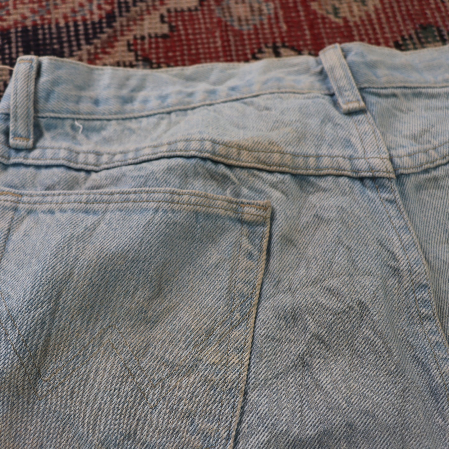 Wrangler W32 L33 Straight Leg Relaxed Fit Classic Ripped Style Blue Denim Jeans