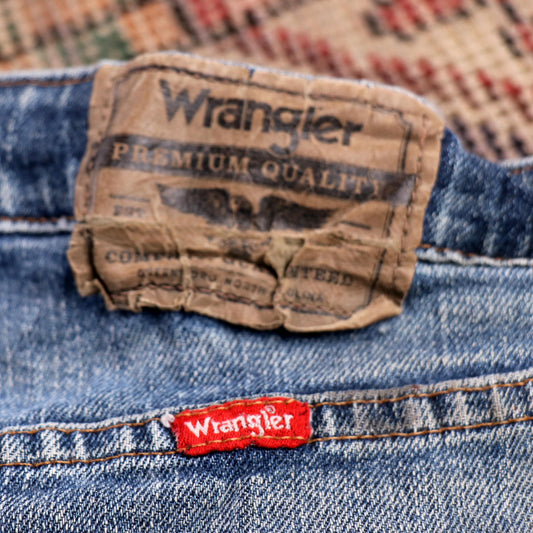 Wrangler W32 L33 Straight Leg Relaxed Fit Classic Ripped Style Blue Denim Jeans