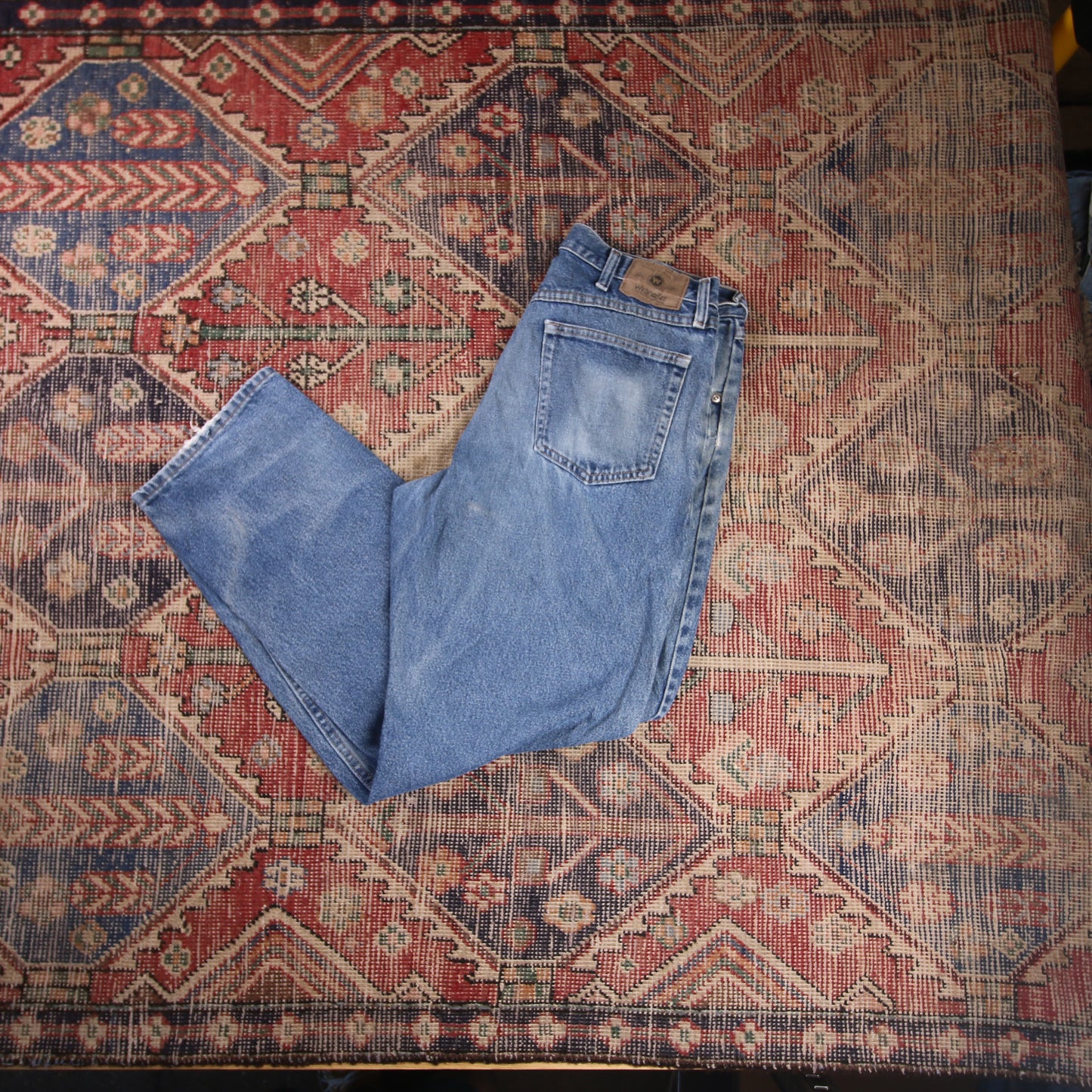 Wrangler W32 L30 Straight Leg Relaxed Fit Distressed Style Blue Denim Jeans