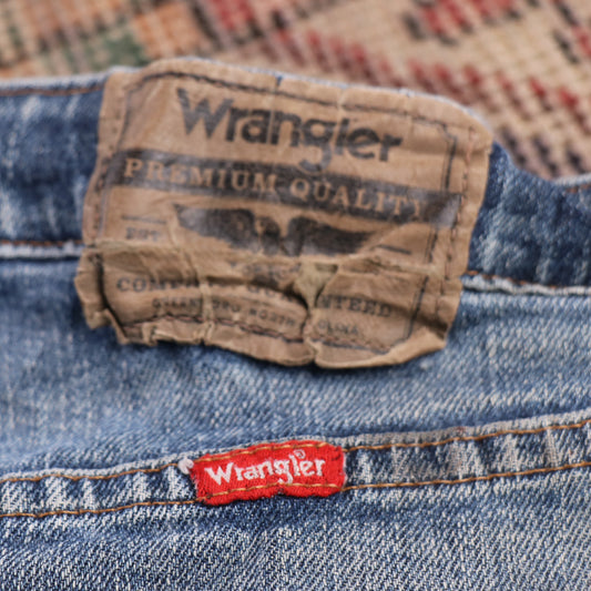 Wrangler W32 L33 Straight Leg Relaxed Fit Classic Ripped Style Blue Denim Jeans