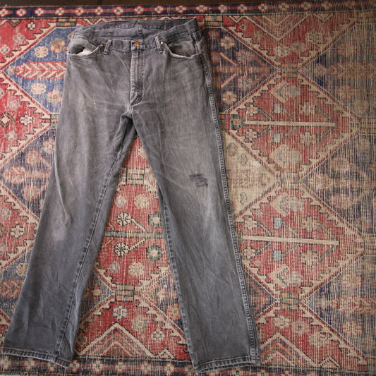 Wrangler W34 L32 Straight Leg Relaxed Fit Classic Ripped Style Black Denim Jeans