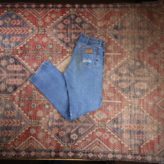 Wrangler W30 L31 Straight Leg Relaxed Fit Classic Ripped Style Blue Denim Jeans