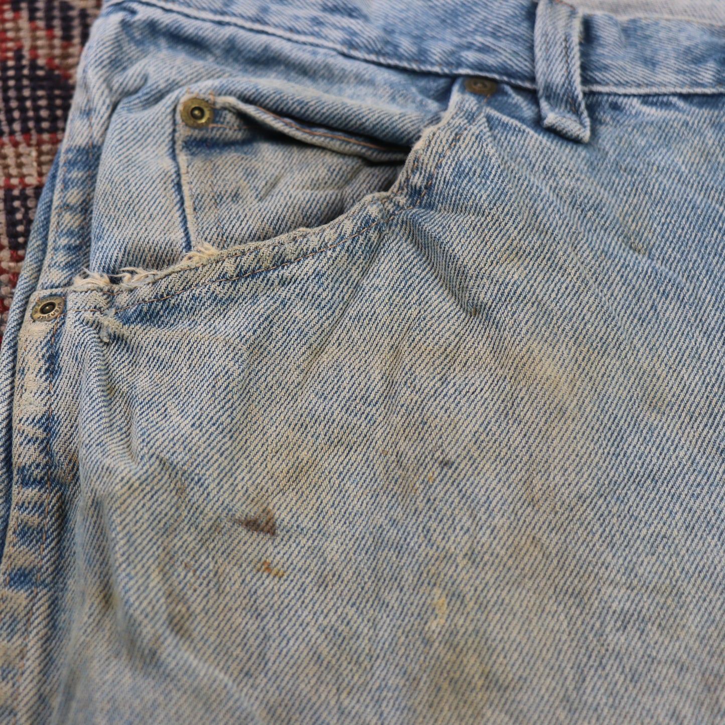 Wrangler W32 L30 Straight Leg Relaxed Fit Classic Ripped Style Blue Denim Jeans