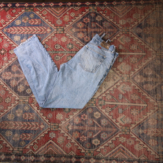 Wrangler W34 L33 Straight Leg Relaxed Fit Classic Ripped Style Blue Denim Jeans