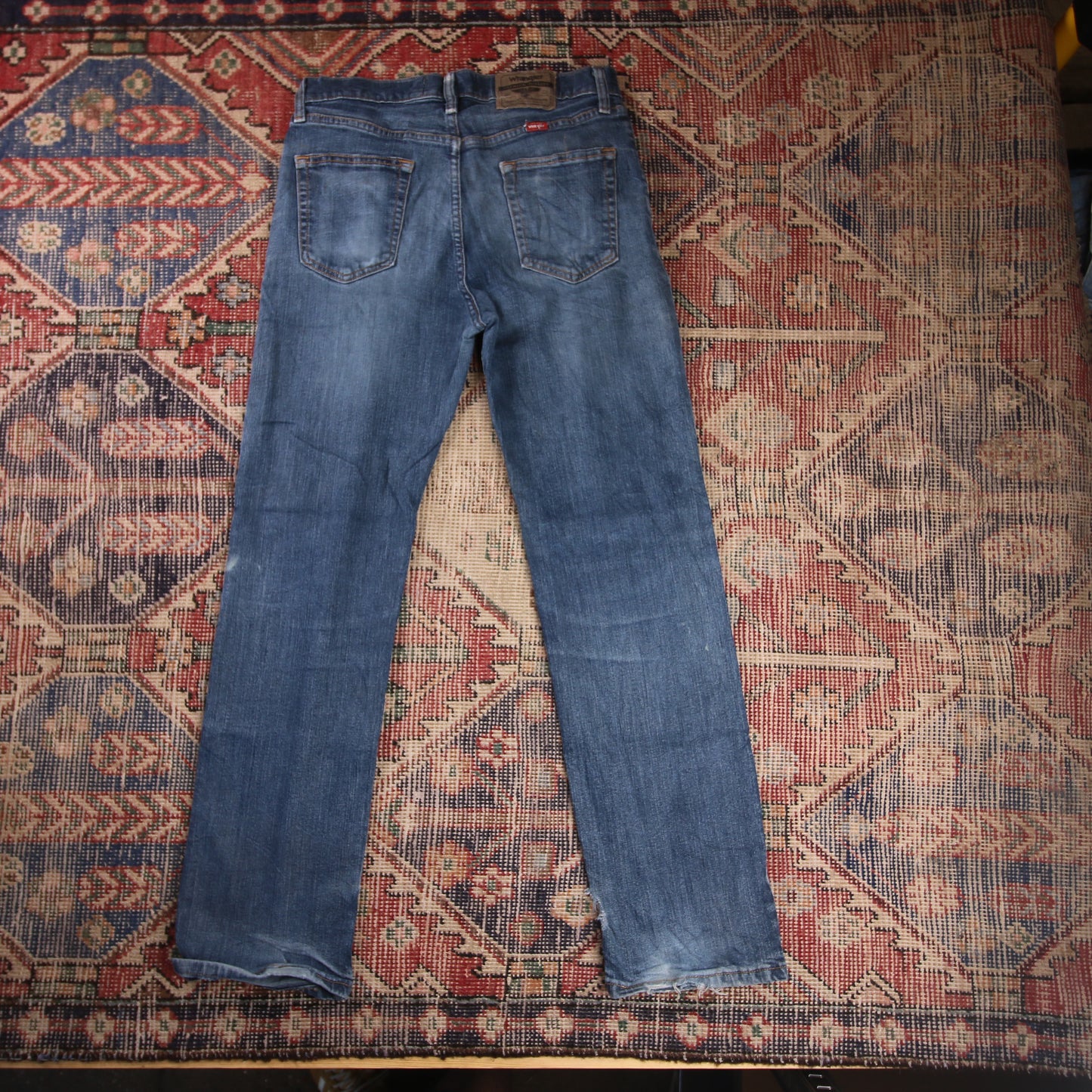 Wrangler W30 L30 Straight Leg Relaxed Fit Classic Ripped Style Blue Denim Jeans