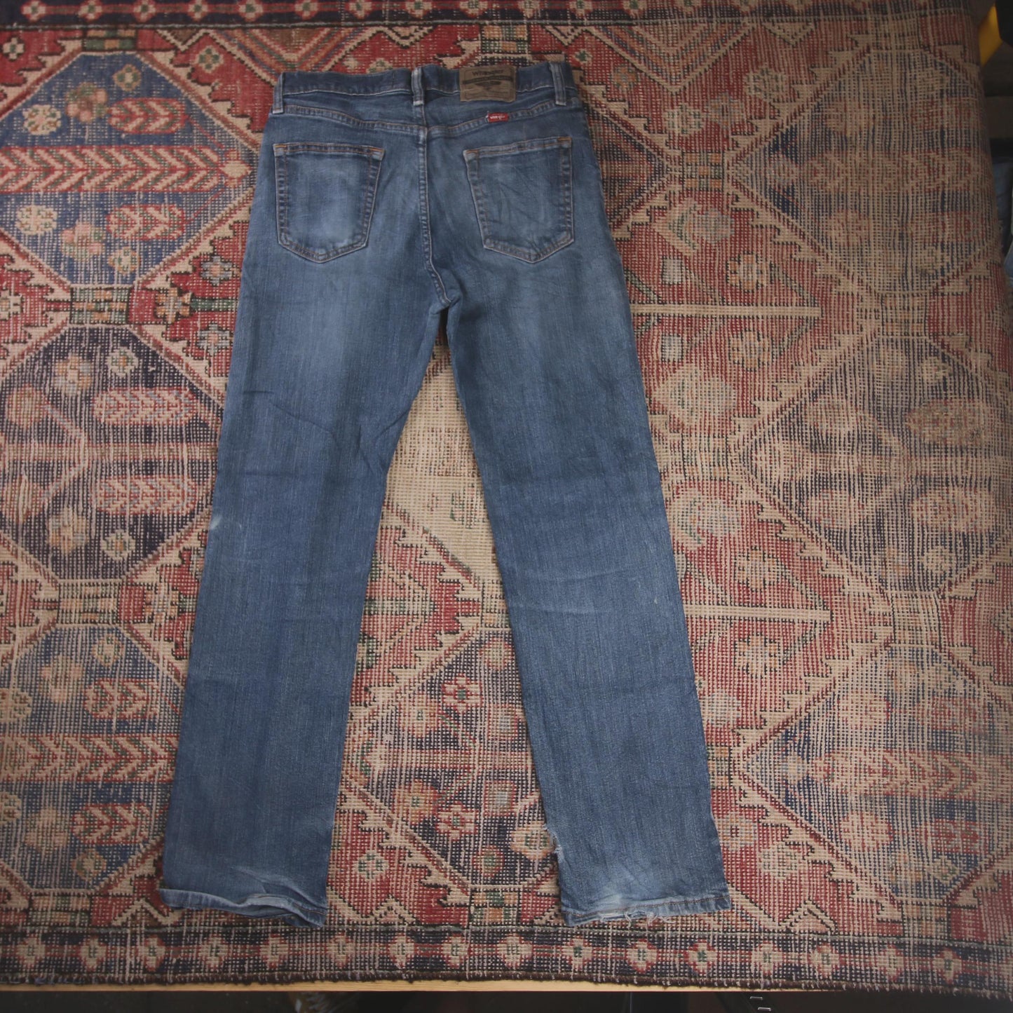 Wrangler W30 L30 Straight Leg Relaxed Fit Classic Ripped Style Blue Denim Jeans